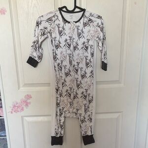 NEST Fragrances Gray and White Baby Onesie pajamas 2.5-4T